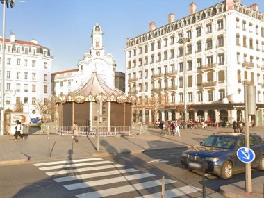 carroussel jules vernes du pont dela guillotiere ferme par rideaux