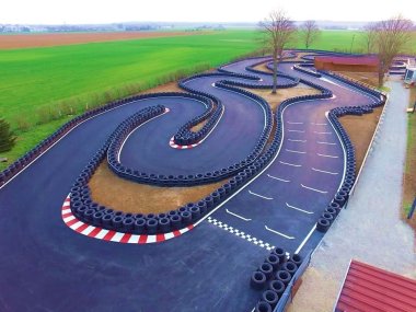 vue plongeante sur piste de karting de kart origins a corbas