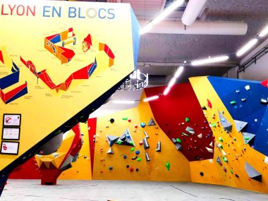 le mur d escalade de la salle block out a lyon
