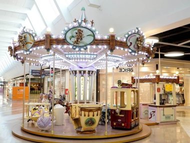 carrousel pour enfants zig zag dans le centre commercial auchan portes des alpes a saint priest