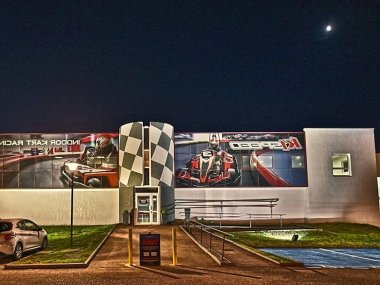 vue de exterieur du complexe de karting electrique k1 speed lyon genas