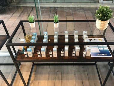 presentoirs a huiles de cbd dans laboutique frenchy freeze de lyon 7