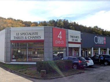 vitrine magasin meubles tables chaises 4 pieds givors
