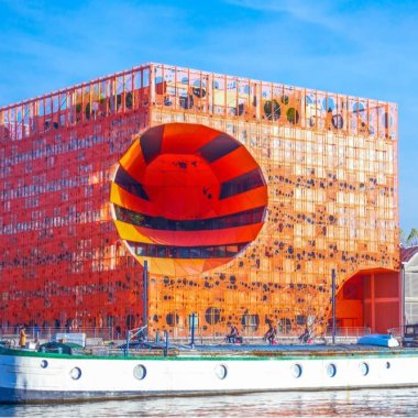 peniche a quai devant cube orange lyon confluence