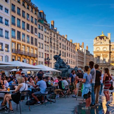 terrasses de cafes bondees sur la place des terreaux a lyon