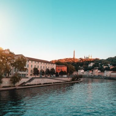 la saone qui passe devant la direction regionale des affaires culturelles auvergne rhone alpes