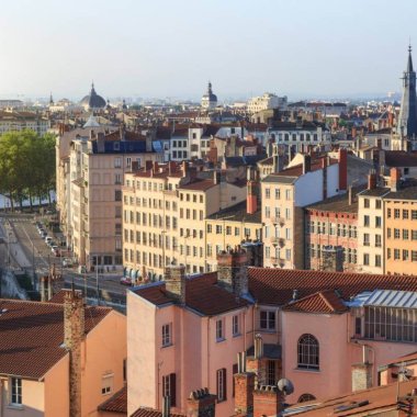 jolies facades dorees immeubles du vieux lyon