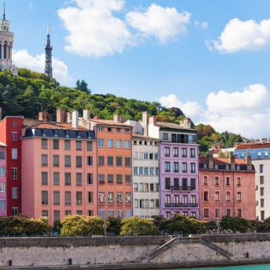 facades colores du vieux lyon sur les quais de saone