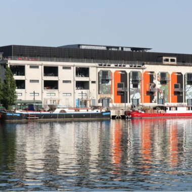 peniches vue ensemble depuis docks entrepot la sucriere lyon confluence