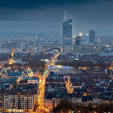 vue plongeante sur les grattes ciels de la part dieu illumines la nuit