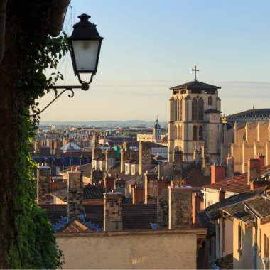 vue sur toits quartier vieux lyon