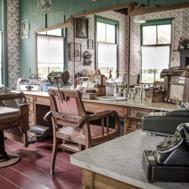 vieux salon de coiffure avec_mobilier boise