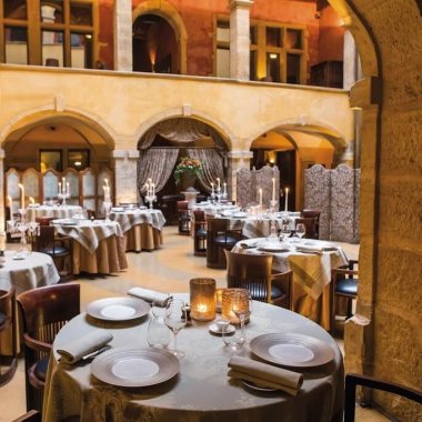 belles tables dresses cour interieur restaurant cour des loges lyon