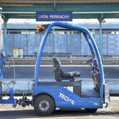 vehicule utilitaire devant les quais de lagare de lyon perrache