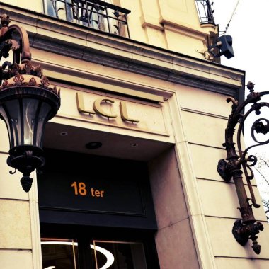 logo du lcl sur la facade de son siege administratif du 18 rue de la republique a lyon