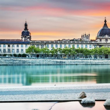 le grand hotel dieu a lyon vu depuis les quais au coucher du soleil