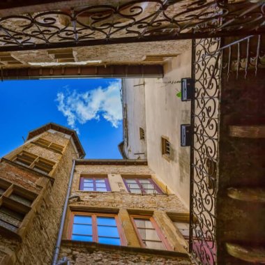 puit de jour offert par une cour de traboule dans le vieux lyon