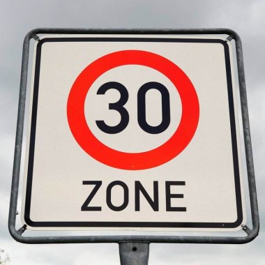 panneau de signalisation de zone a 30 km par heure a lyon