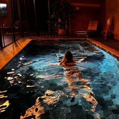 piscine interieure chauffee de la love room le mojo pool a belleville sur saone