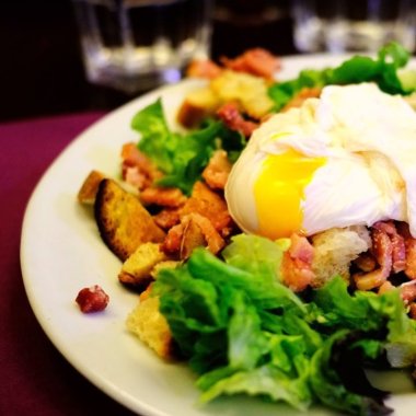 salade lyonnaise oeuf poche lardons croutons
