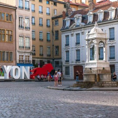 sculptures lettres office tourisme only lyon place saint jean