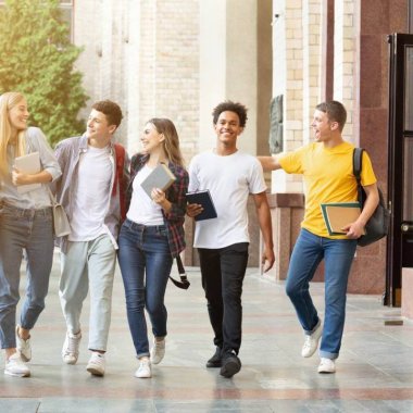 groupe etudiants sortant un cours