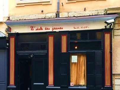 entree et devanture bar dansant idole des jeunes a lyon