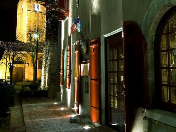 devanture eclairee restaurant gastronomique auberge ile barbe