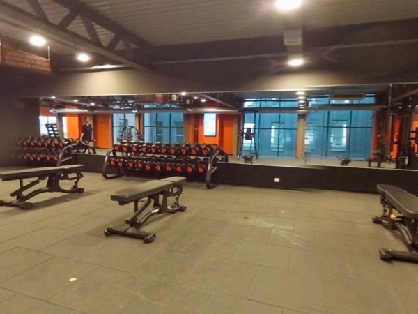 espace entrainement levee de poids salle de sport basic fit lyon 8