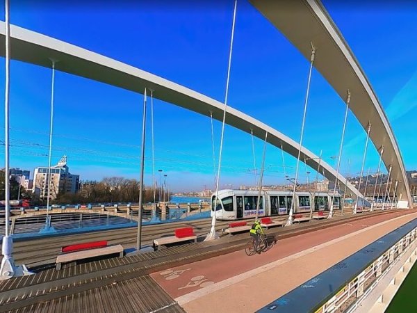 arrivee tram velo pont raymond barre lyon