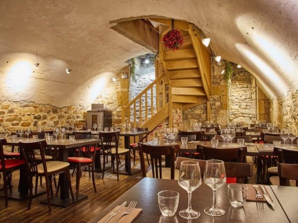 salle interieur dans une cave voutee du bouchon lyonnais chez grand mere