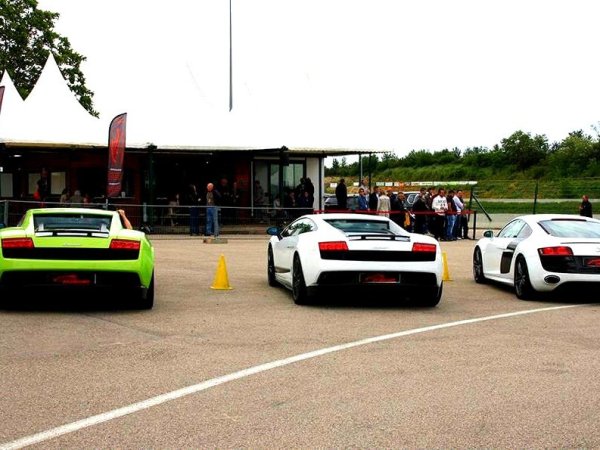 les voitures en course sur le circuit saint laurent de mure a lyon