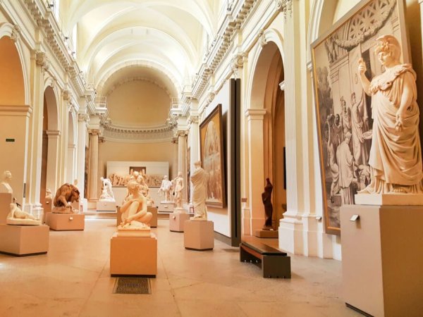 sculptures dans une des galleries du musee des beaux arts a lyon