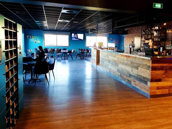 bar et hall d entree du bowling exalto a lyon