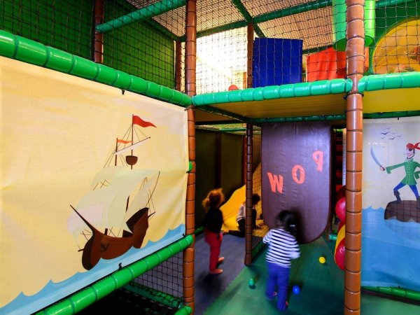aire de jeu pour enfants a la salle d escalade climb up lyon confluence