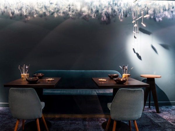 table dressee decoration restaurant gastronomique jeremy galvan lyon
