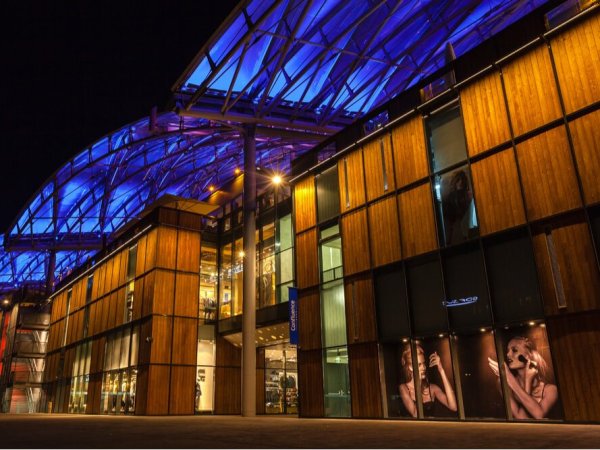 facade centre commercial lyon confluence eclairee nuit