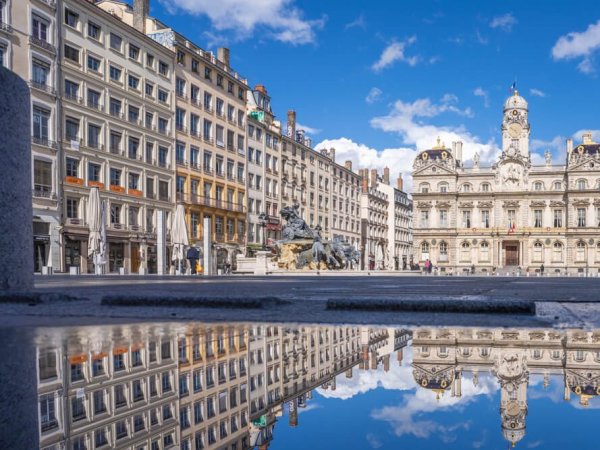 reflet hotel de ville dans un miroir eau place des terreaux a lyon