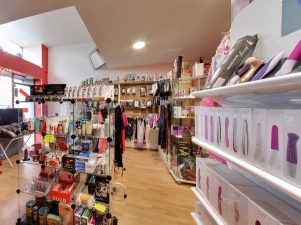 interieur de la boutique de produits sexy red district a lyon