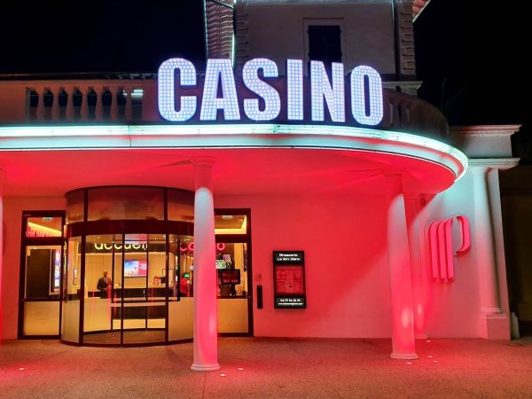 devanture du casino le lion blanc a saint galmier
