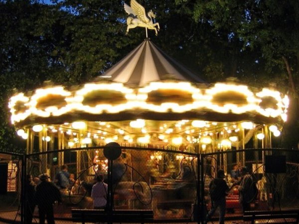 manege ancien illumine de nuit grand carroussel du parc de la tete or