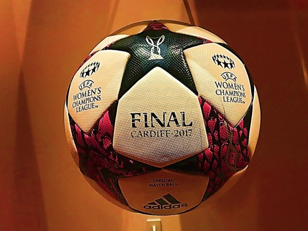 ballon de la finale de la ligue des champions feminine uefa dans le musee de olympique lyonnais