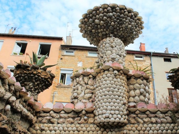 mur pierre coquillages jardin rosa mir lyon