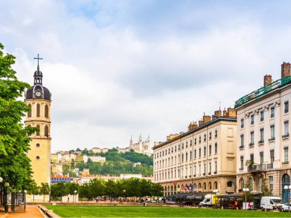 vue sur cathedrale notre dame fourviere depuis place antonin poncet