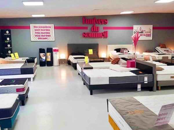plusieurs modeles de lits exposes au showroom du magasin l univers du sommeil