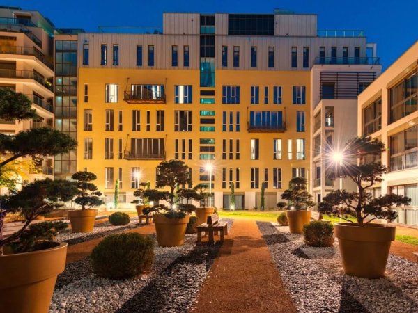 cour interieure avec bancs et jardin zen au lagrange appart hotel de lyon lumiere