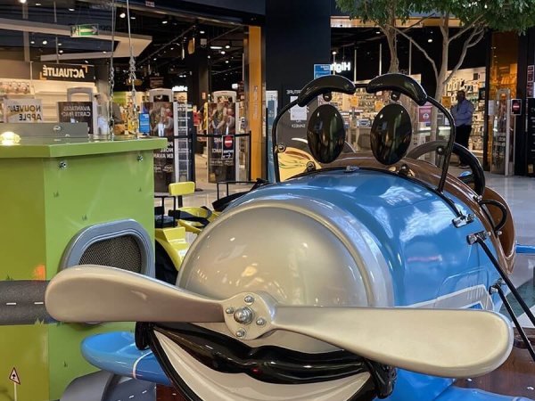 avion a helice sur le manege pour enfants doll 2000 du centre commercial saint genis laval