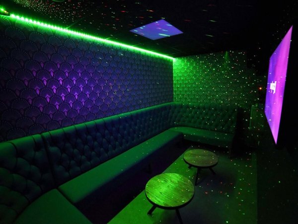 jeux de lumieres dans la salle privative karaoke box exalto a dardilly