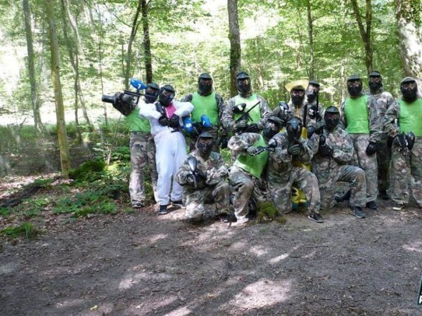 equipe joueurs paintball en tenues de camouflage