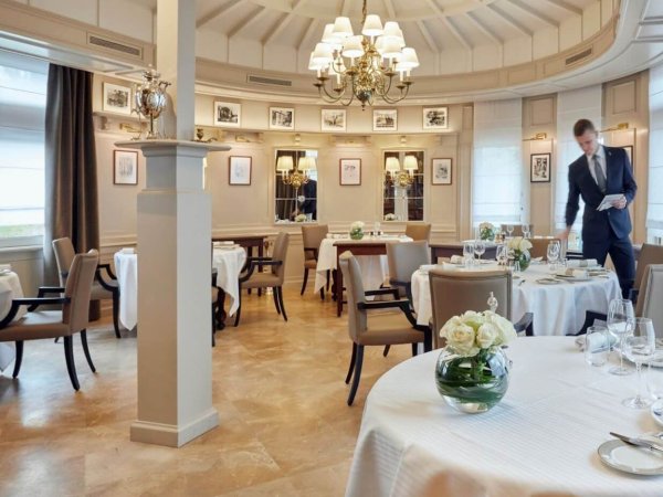 salle restaurant auberge etoile paul bocuse eclairage